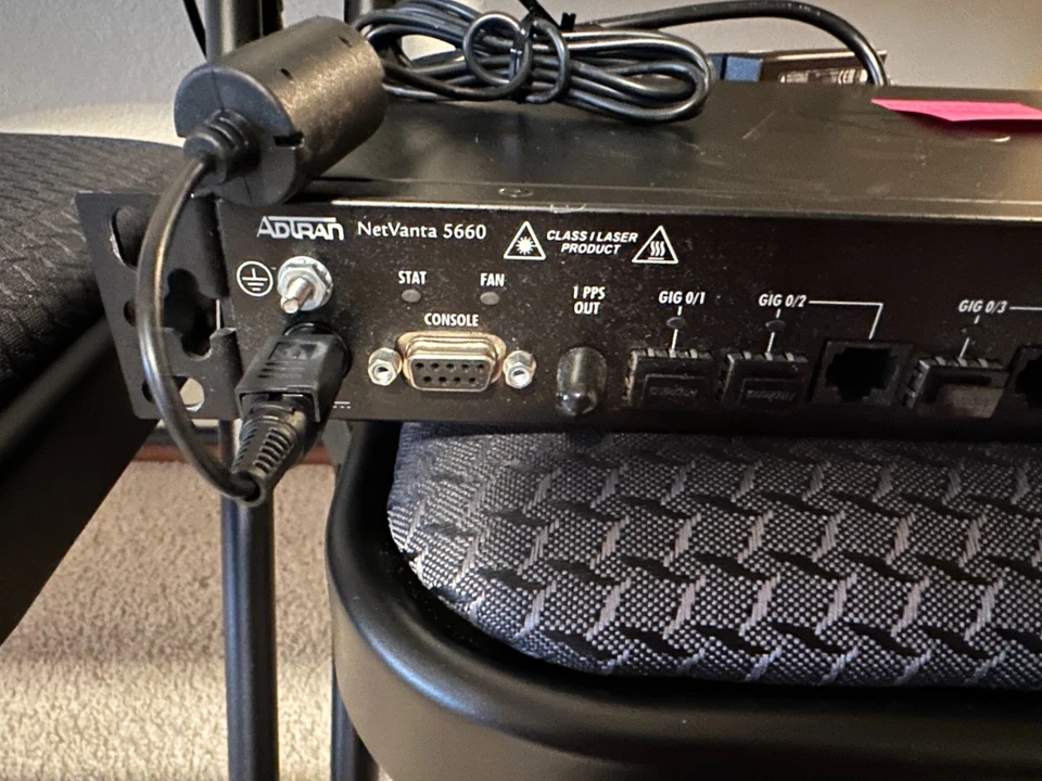 Router de acceso Gigabit Adtran NetVanta 5660 17025660F1 Foto 3 de 4