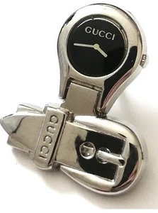 Montre vintage HTF GUCCI ton argent et émail noir 6700L cadran et ceinture revers broche