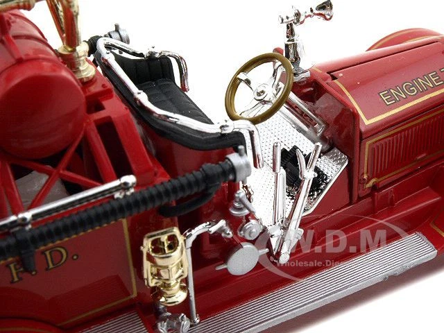 1921 AMERICAN LAFRANCE FIRE PUMPER ENGINE 1/32 DIECAST BY SIGNATURE MODELS 32371 - Image 3 of 4