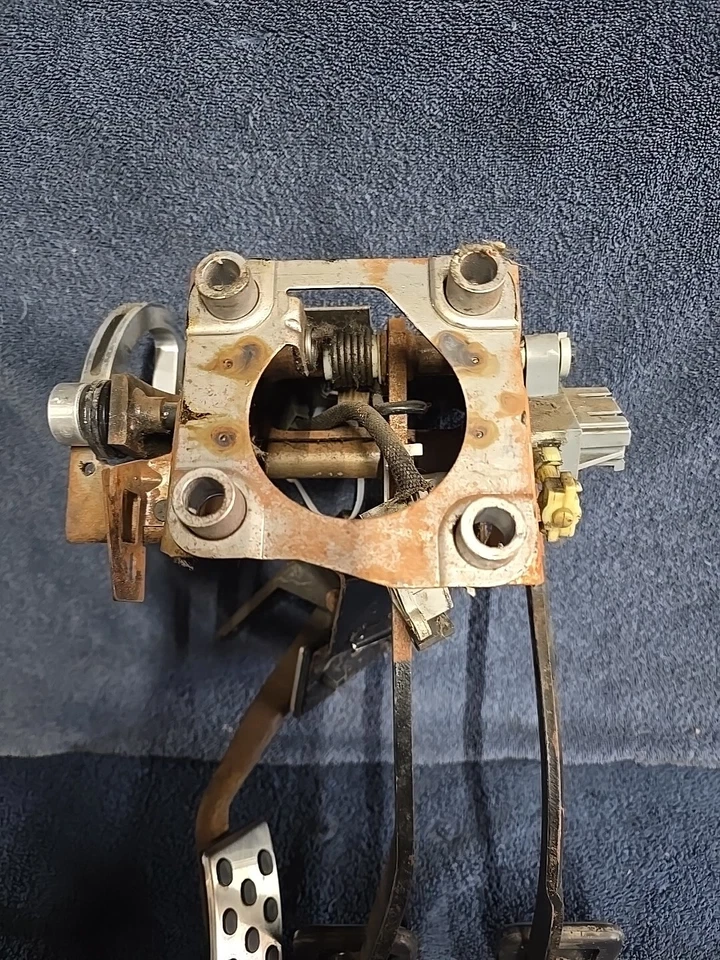 Mustang V8 1994 95 conjunto de pedal 5,0 embrague freno gasolina manual 5 velocidades  Foto 4 de 4