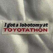 I Got a Lobotomy at Toyotathon Iron On Ricamo Patch Divertente Meme Giacca Fai da Te