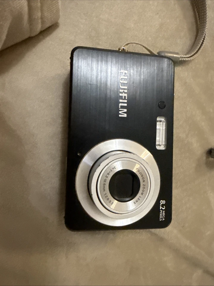 The selected region highlights the bottom profile of a black Fujifilm FinePixJ10, photo 3 of 5