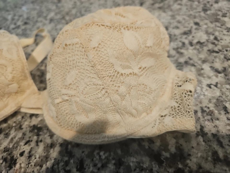 Sujetador acolchado de encaje Victoria's Secret 34D amarillo claro de colección Foto 4 de 4