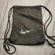 Czarno-biała torba gimnastyczna Nike ze sznurkiem z kieszenią zapinaną na zamek błyskawiczny, białe logo, 1 kieszeń