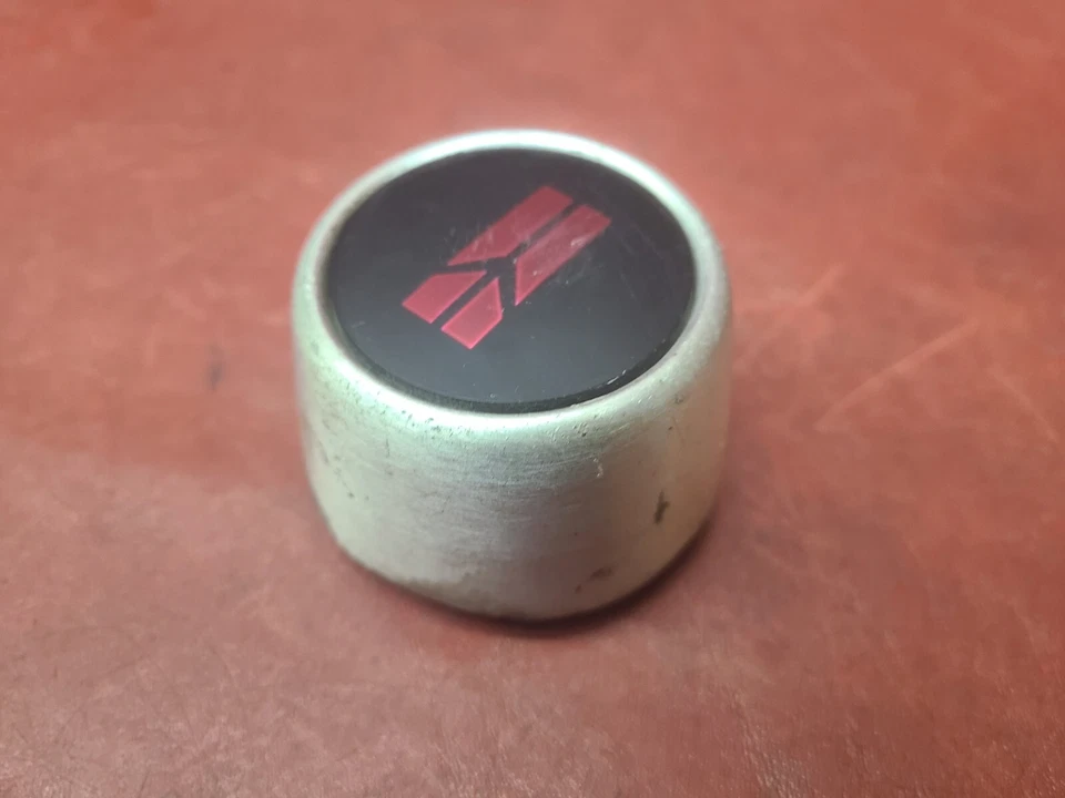 Oldsmobile Calais Firenza 1985-1988 tapacubos central OEM GM 22542917 Foto 2 de 4