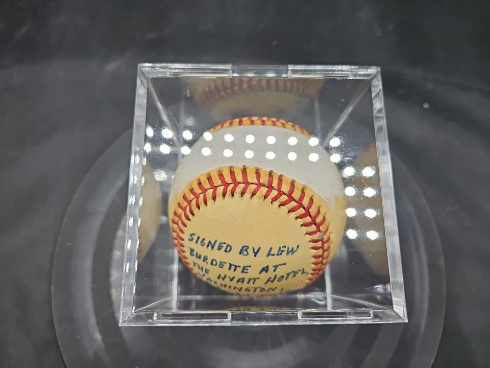 Béisbol firmado por Lew Burdette Boston - Milwaukee Braves sin certificado de autenticidad MVP Foto 3 de 4