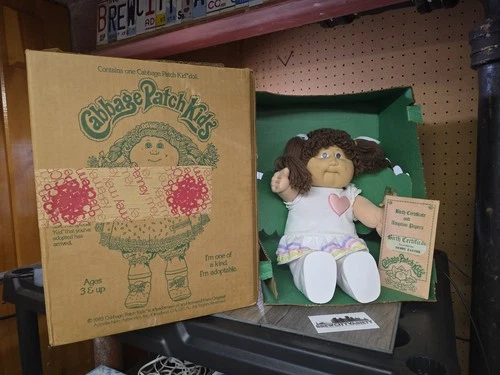Vintage Cabbage Patch Kid 1983 Girl Brown Hair Blue Eyes White Outfit With Box
