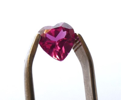 Cœur En Rubis Synthétique Taillé - 1.05 Carats - Minéral De Collection - Gemme D'occasion