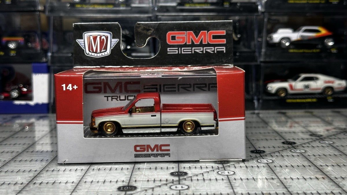 M2 Machines 1:64 ​​​​- 1988 GMC Sierra 1500 CHASE (Red/White