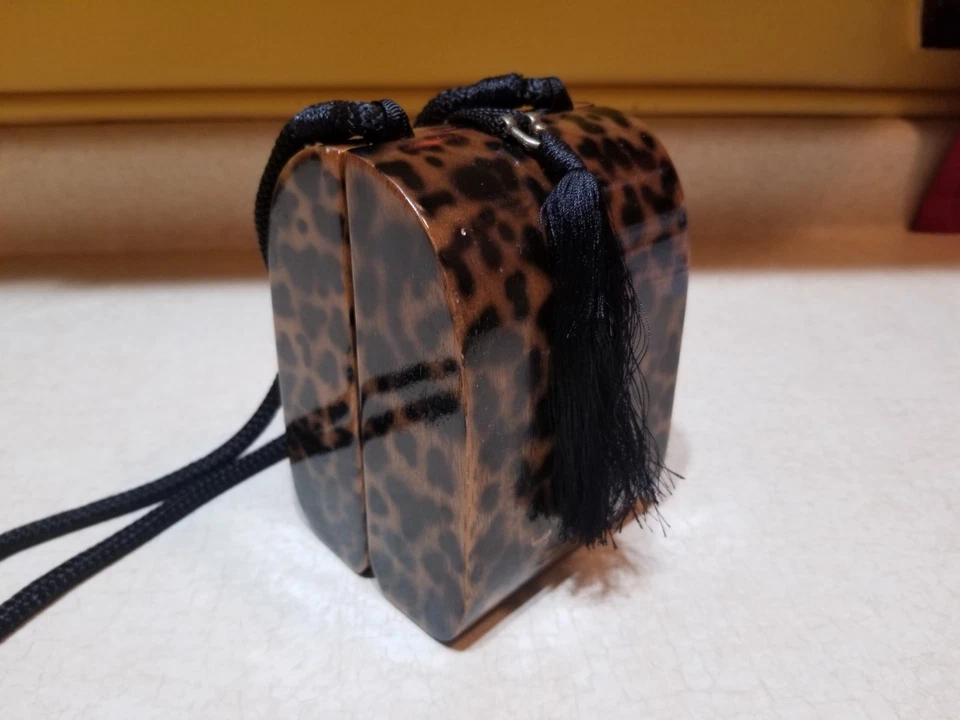 Bolso de mano Timmy Woods of Beverly Hills tallado a mano madera leopardo Foto 2 de 4