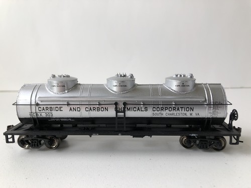 Coche cisterna Bachmann 17106 40' tres cúpulas CCBX #303 carburo y carbono químico nuevo en caja | Zustand: New