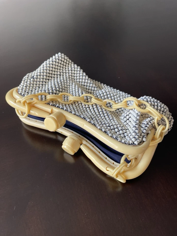 Cartera de malla vintage Whiting & Davis Co de aluminio de la década de 1940 con mango de cadena de baquelita crema Foto 4 de 4