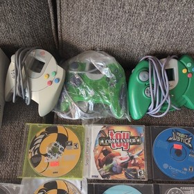 SEGA Dreamcast lot Controllers, AV Cables, games ,turns on doesn't read discs 