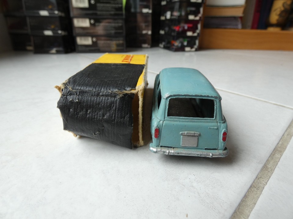 DINKY TOYS FRANCE Réf.24F Peugeot 403 familiale TBE + boite d