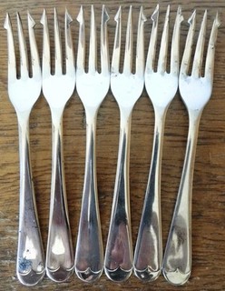6 Vintage PICKLE ONION or OLIVE FORKS 1970s Old English SHEFFIELD Silver Plated