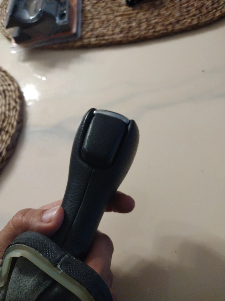 LAND ROVER RANGE ROVER L322 TD6 AUTOMATIC GEAR KNOB & GAITOR (2002 - 2009) - Image 4 of 4