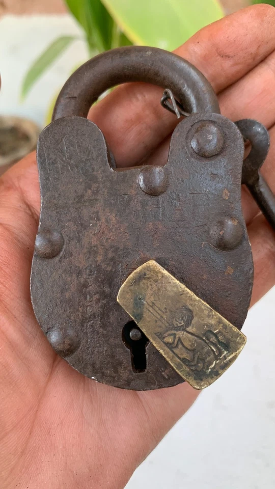 Antiguo candado Aligarh de hierro forjado a mano de 10 palancas cerradura de latón y llave de trabajo Foto 2 de 4