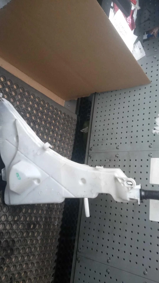 Used Washer Fluid Reservoir fits: 2015 Bmw X5 w/o headlamp washers Grade B Foto 2 de 4