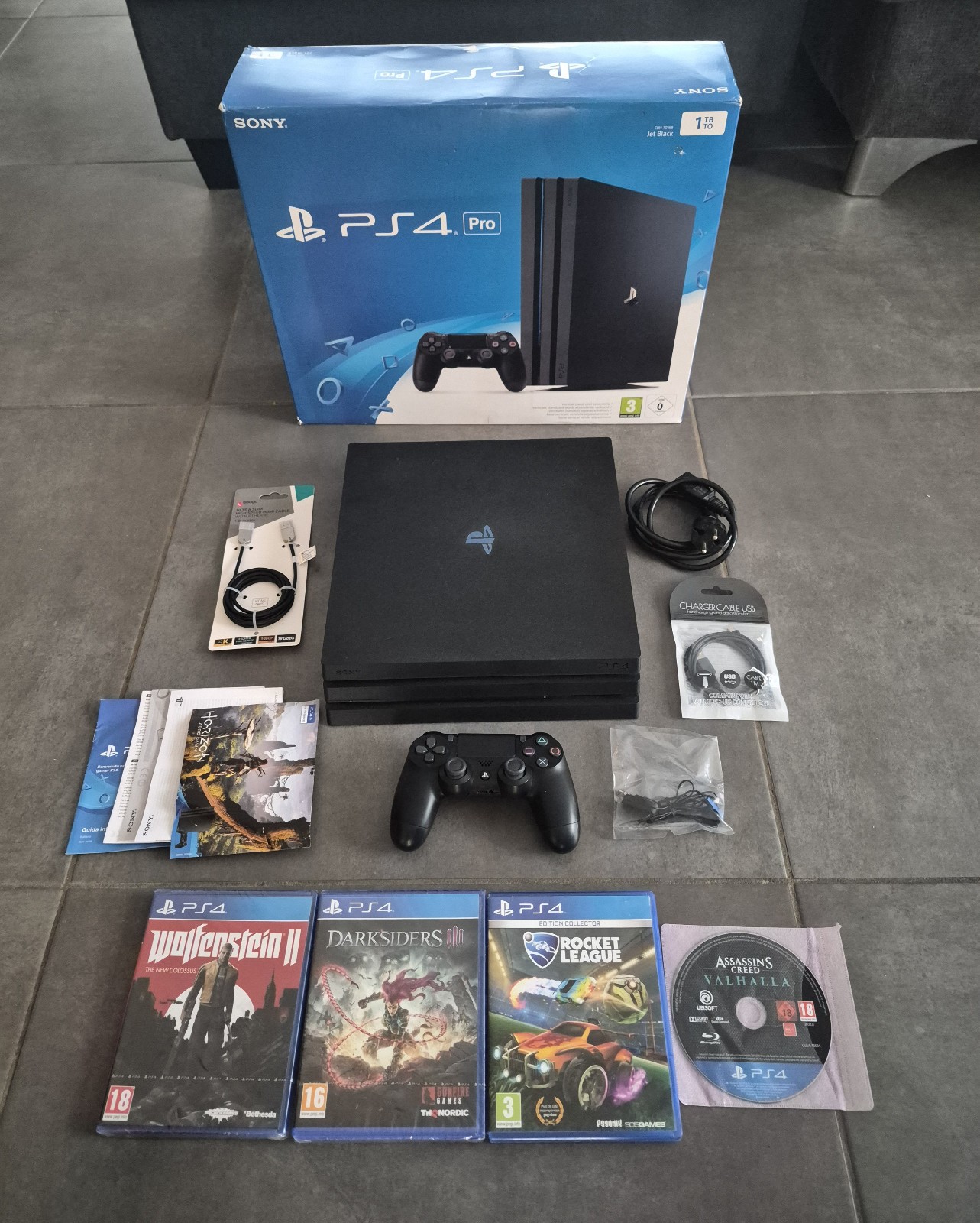 Console PS4 Pro 1 To en boite + 4 jeux
