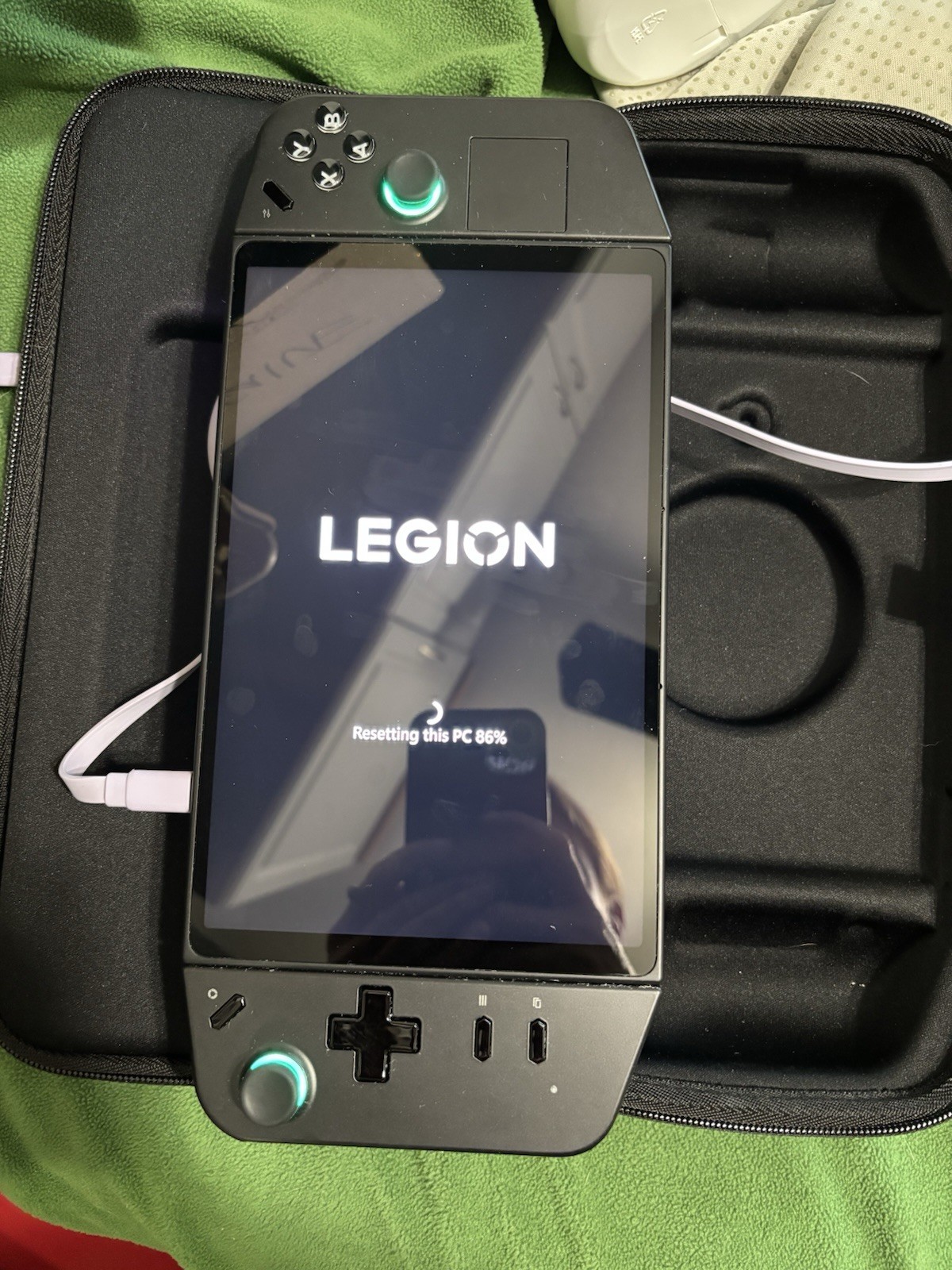 Lenovo Legion Go 8APU1 - AMD Ryzen Z1 3.3GHz-- 1TB -Windows 11 + Carrying case