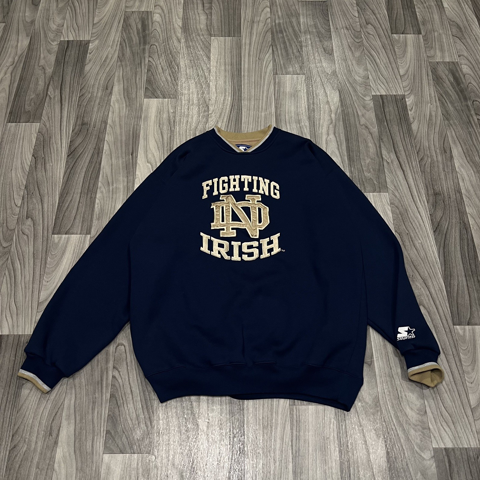 SIZE XL MENS STARTER 90’s NOTRE DAME FIGHTING IRISH EMBROIDERED VINTAGE CREWNECK