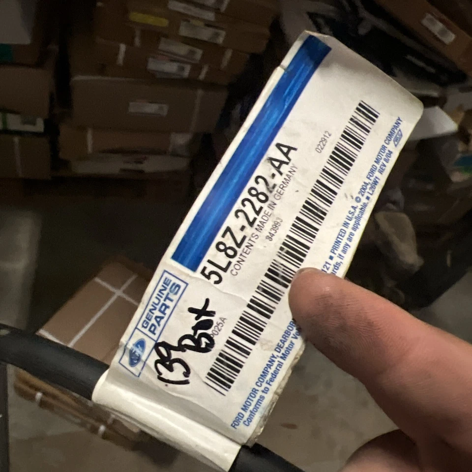 Manguera hidráulica de freno lateral derecho original Ford Escape 2005-2007 5L8Z2282AA Foto 4 de 4