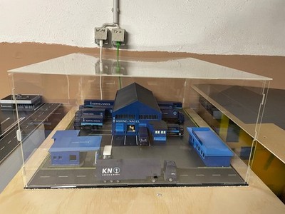 Kühne & Nagel Niederlassung beleuchtet + Vitrine + LKW`s 1:87 HO