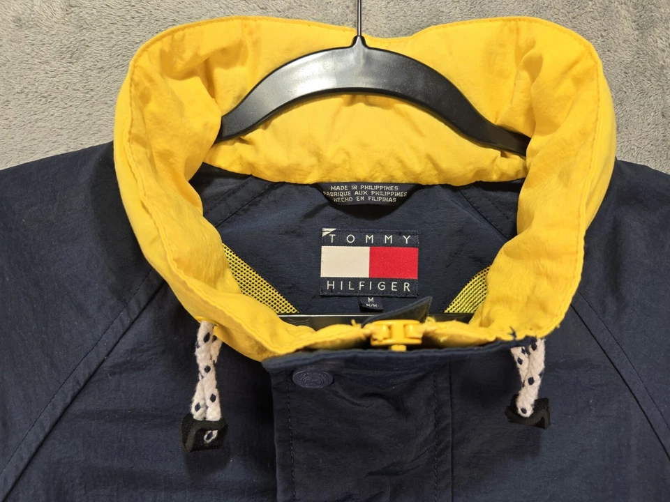 Chaqueta con Capucha Tommy Hilfiger Mediana Para Hombre Cremallera Completa De Colección Spellout Azul Marino Amarillo  Foto 2 de 4
