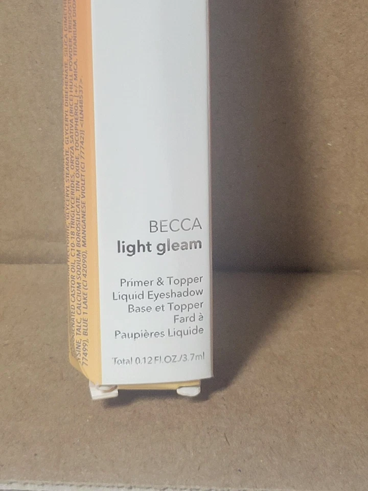 Sombra de ojos líquida Becca Light Gleam Primer & Topper RED STAR 0,12 fl oz. Foto 3 de 4