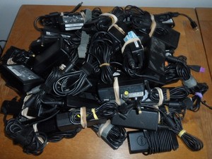 Laptop Netzteil Restposten - 45 - GETESTET & FUNKTIONSFÄHIG - GUTER ZUSTAND - KOSTENLOSER VERSAND