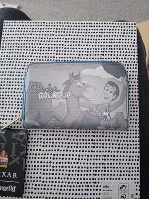 Loungefly Disney Pixar Toy Story Woodys Roundup Geldbörse mit umlaufendem Reißverschluss LA Comic Con