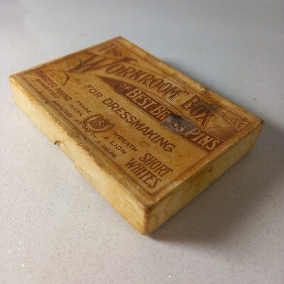 Vintage 'The Workroom Box of Best Messing Pins' Viertel Pfund. (Nur Box). 1920er Jahre.