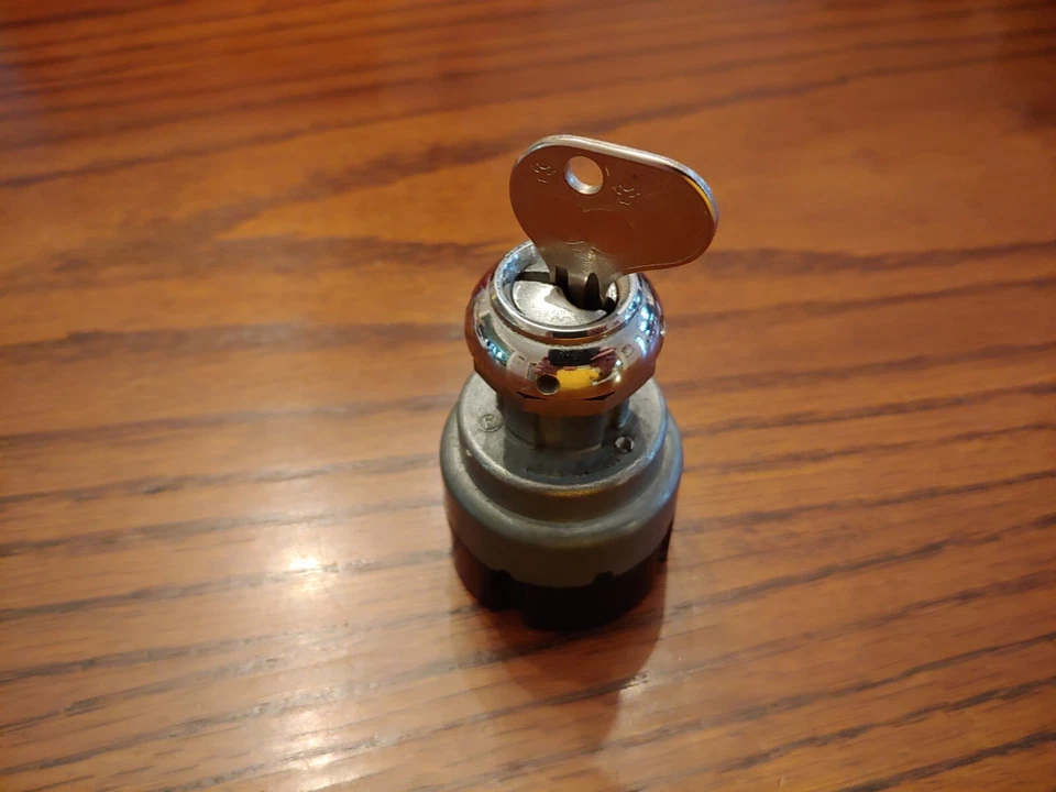 INTERRUPTOR DE ENCENDIDO PORSCHE 356A ORIGINAL USADO CON BISEL CROMADO ANILLO DE MOLDURA Y LLAVE K351 Foto 4 de 4