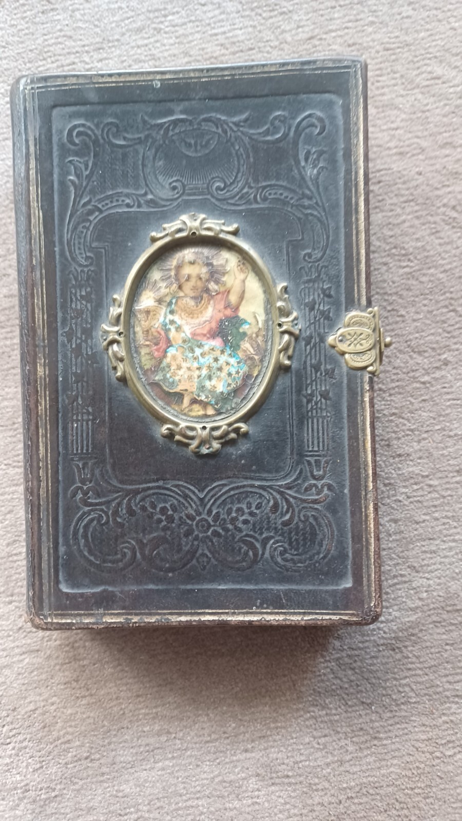 Ein Andachtsbuch für Katholiken von 1868, geprägtem Ledereinband und Jesuskind