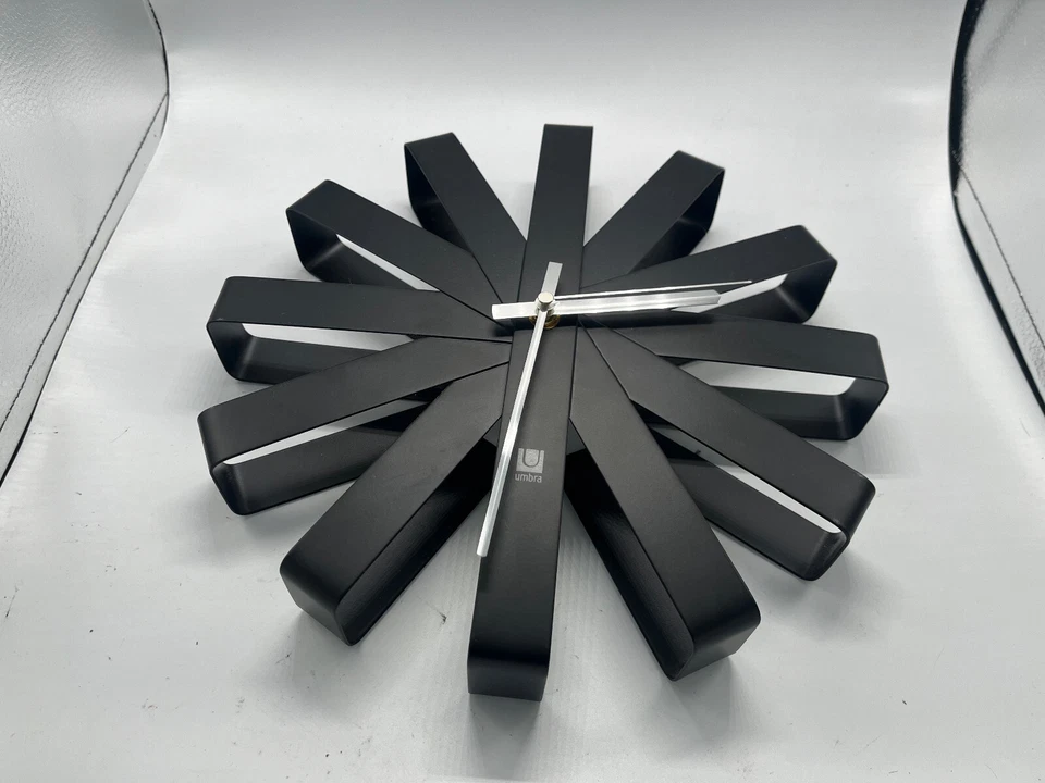 Reloj de Pared Umbra Ribbon 12" - Marco de Metal Redondo Cuarzo Analógico en Negro Moderno Foto 4 de 4