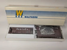 HO scale  Walthers 932-4602 SANTA FE  Single Bay Airslide Covered Hopper   ATSF