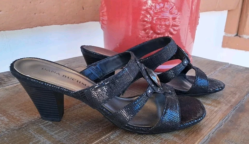 Sandalias Dana Buchman para mujer 7M piel de serpiente negras punta abierta tacones informales excepcionales Foto 2 de 4