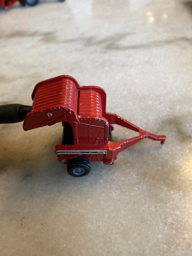 Vintage ERTL 1/64 Scale International 2400 Round Hay Baler Die Cast Red 467 - Picture 7 of 7
