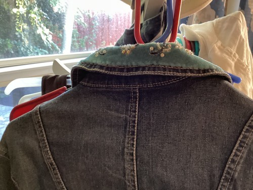 Coldwater Creek Denim Jean Jacket with Velvet Embroidered & Beaded Collar Sz PM - Picture 4 of 4