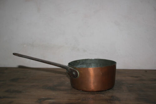 Ancienne casserole en cuivre avec manche en fer forgé - Photo 1/7