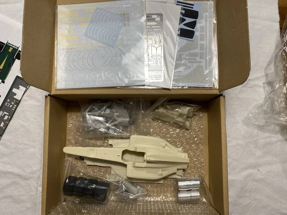 Monopost 1/20  Lotus T127 F1 2010 middle version static model kit - Immagine 3 di 3