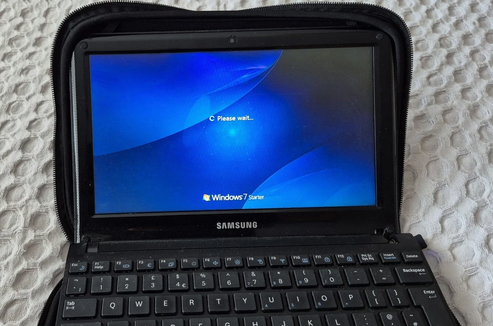 Samsung NP-NC110 Netbook Black 10.1" Intel Atom Windows 7 & cable - For Parts - Image 3 of 4