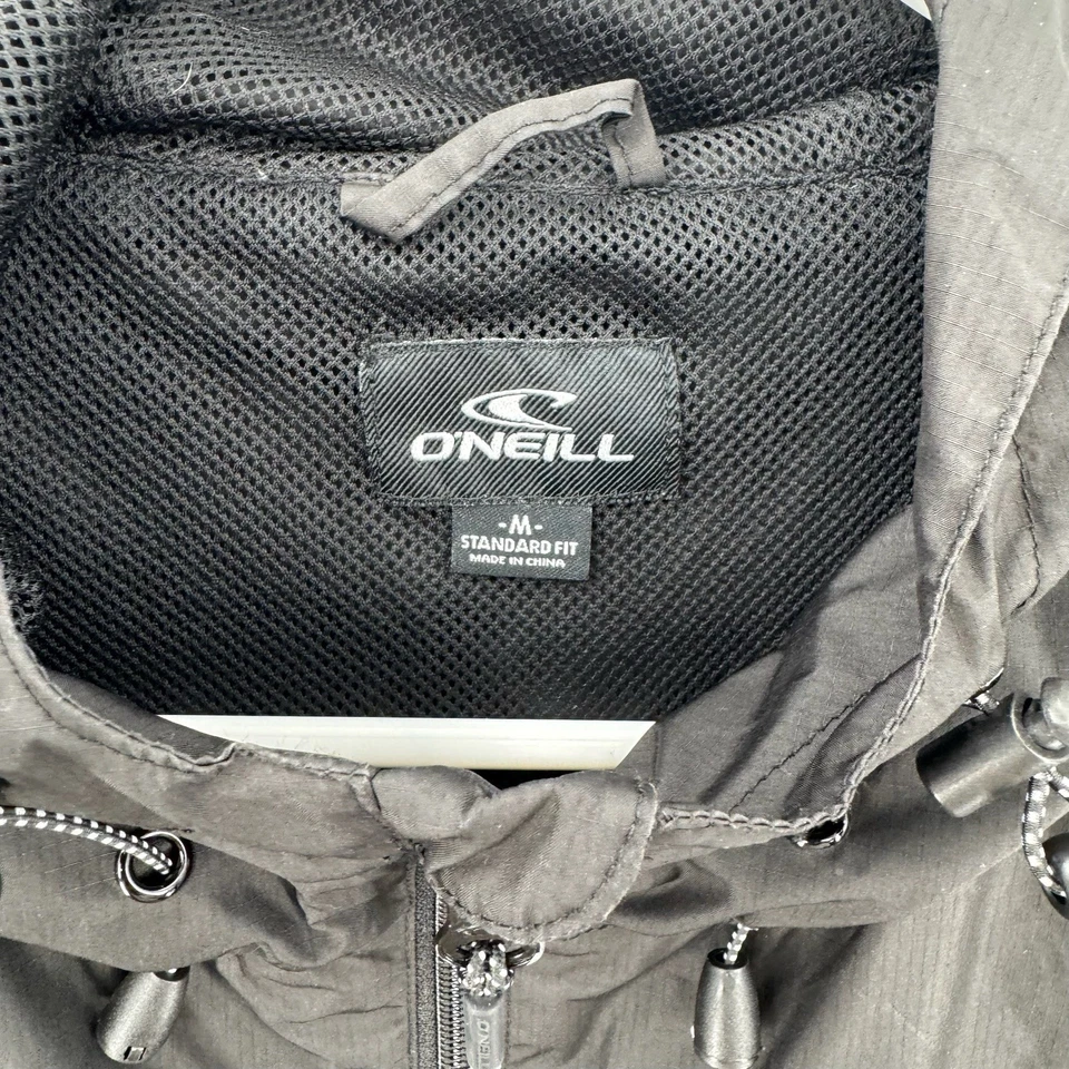 Chaqueta cortavientos O’Neill para hombre calce estándar medio con capucha negra cremallera correr Foto 3 de 4