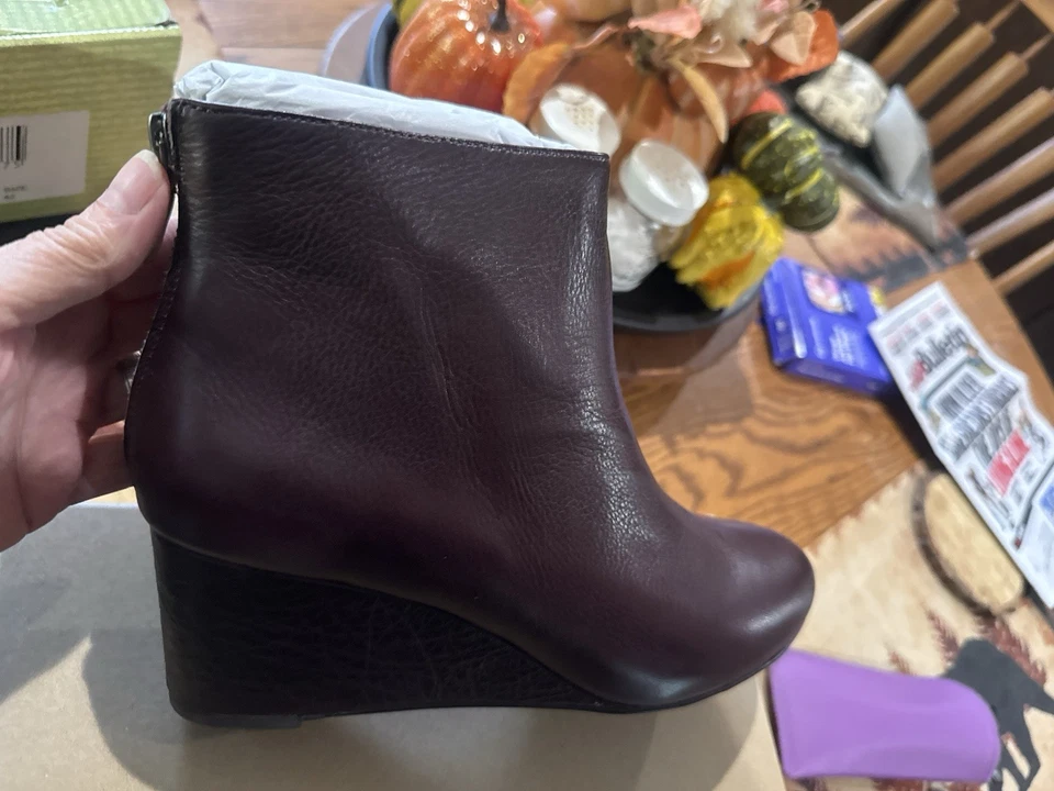 Botas al tobillo Gentle Souls de Kenneth Cole de cuero con cuña Vicki Merlot para mujer 9 Foto 4 de 4