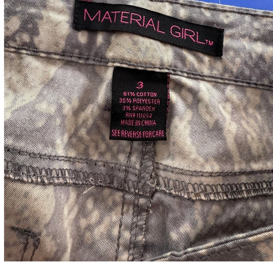 Pantalones al tobillo con estampado de serpiente Material Girl talla 3 Foto 3 de 4