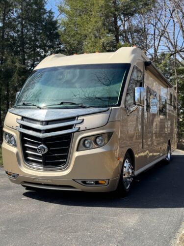 Monaco Vesta 15k miles - Picture 2 of 40