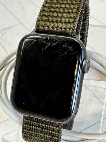 Apple Watch SE 1st Gen - 44mm Space Gray Smartwatch GPS Unlocked #H740 - Picture 2 of 9