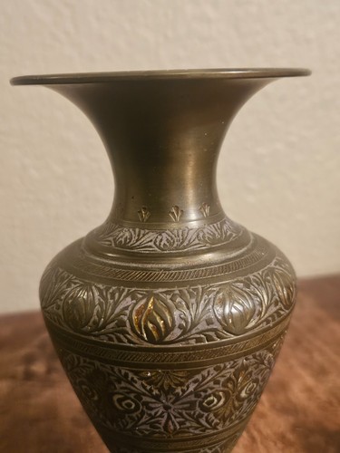 Antiguo jarrón urna de 6" con pedestal de latón indio de la década de 1940 con grabados pesados - Imagen 9 de 12