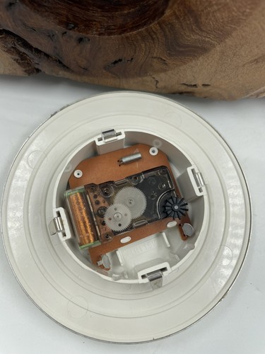 Reloj grande vintage de madera burl borde vivo hecho en Alemania. Funcionando - Imagen 9 de 10