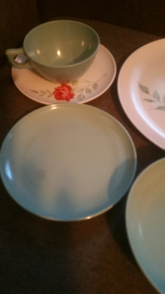 Vintage Azteca Melmac 8 Lugares 5 Piezas Ajuste Rosa Sobre Blanco con Plato Verde Foto 3 de 4